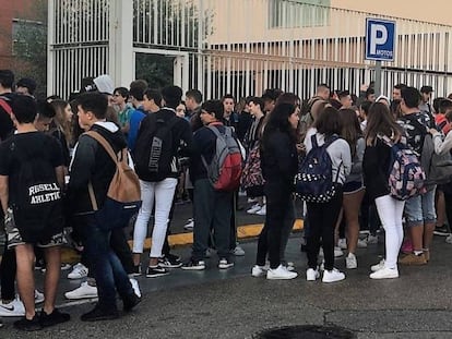 Unos 200 alumnos se manifiestan en un instituto para pedir respeto hacia los hijos de guardias civiles.