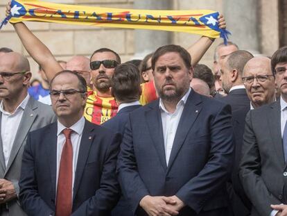 Los consejeros Romeva, Turull, el vicepresidente Junqueras y el 'president' Puigdemont, en un acto en Barcelona. / VÍDEO: Forcadell lamenta que el TC suspenda un Pleno que no está formalmente convocado