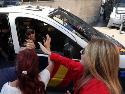 Varias personas despiden a los agentes de la Policía Nacional que, este jueves, se han marchado de Pineda de Mar.