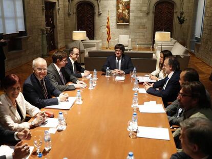 Carles Puigdemont en una reunión con la comision independiente para la mediación, el diálogo y la conciliación.