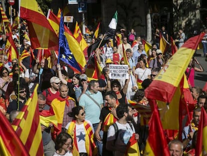 Manifestantes llegando a la plaza Urquinaona de barcelona.