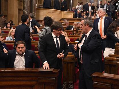 El president, Carles Puigdemont, con distintos miembros del Govern en la sesión del parlament del pasado martes.