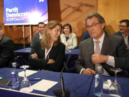 El presidente del PDeCAT, Artur Mas (d) junto a los dirigentes de la formación Marta Pascal (c) y David Bonveh