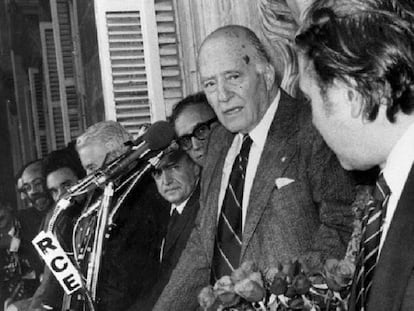 Josep Tarradellas cuando pronunció su histórico discurso ante miles de ciudadanos en la plaza Sant Jaume de Barcelona al regresar del exilio.