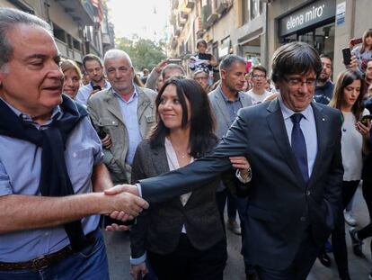 FOTO: Carles Puigdemont, este sábado en Girona. / VÍDEO: Puigdemont saluda a los ciudadanos por la calle.