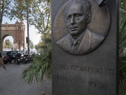 Dos viandantes pasan junto al monumento en memoria de Lluís Companys el día después de la proclamación de la república.