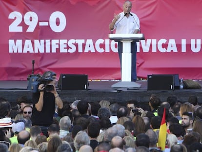 El ex secretario general del PCE, Paco Frutos, durante su intervención este domingo en la manifestación convocada por Societat Civil Catalana.