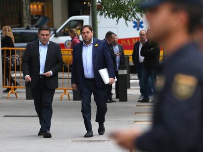 El líder de Esquerra Republicana, Oriol Junqueras, este jueves a su llegada a la Audiencia Nacional. En el vídeo, protesta de Assemblea Nacional Catalana ante el Parlament.