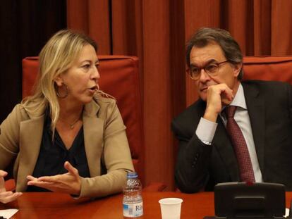 Artur Mas (c) , junto a la coordinadora del partido, Marta Pascal (d) y la vicepresidenta Neus Munté (i), durante la reunión del comité nacional. En vídeo, declaraciones de Marta Pascal.