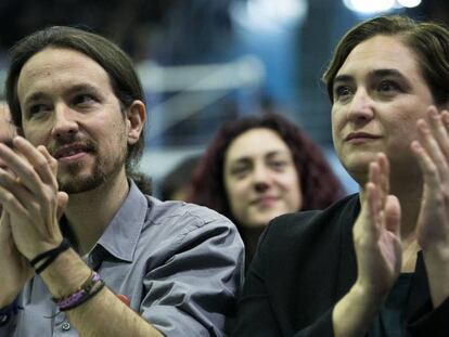 Pablo Iglesias junto a Ada Colau durante un mitín de la coalición En Comú Podem.