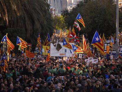 Decenas de personas en la manifestación independentista este sábado en Barcelona.