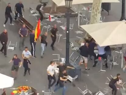 Batalla campal en una terraza de plaza Cataluña.