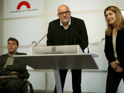 La rueda de prensa de despedida del diputado Lluís Corominas, acompañado por David Binvehí (der.) y Marta Pascal (izq.).