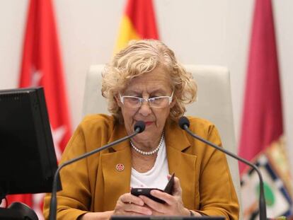Carmena preside una sesión ordinaria del Pleno de Madrid el pasado junio.