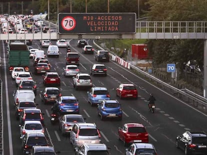Límite de velocidad en la M-30, en una imagen de archivo. En vídeo, los problemas para aparcar los días de restricción.