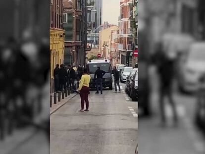 Policías nacionales, durante las detenciones del pasado jueves en Vallecas.