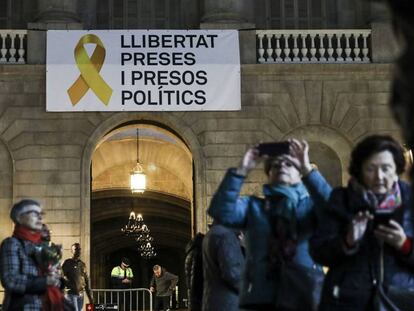 La pancarta que pedía la libertad de los "presos políticos".