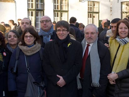 Carles Puigdemont, el pasado sábado, tras presentar su candidatura. En vídeo, declaraciones de Mariano Rajoy.
