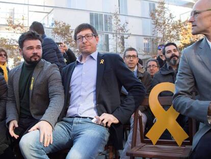 Los exconsejeros Raül Romeva (d) y Carles Mundó (c), y el portavoz de ERC en el Congreso, Gabriel Rufián, en un acto en Vilanova.