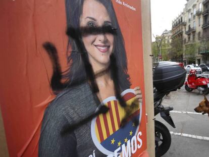 Pintadas con la esvástica en carteles de Inés Arrimadas en Barcelona. Vídeo: Andrea Levy denuncia un caso de escrache. En vídeo, los ataques de la campaña más crispada.