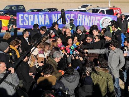 Los ultras de Hogar Social, al fondo, durante la intervención de Marta Rovira.