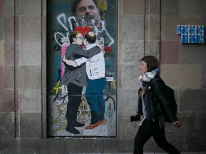 El cartel de Xavier Domènech y Miquel Iceta besándose en la plaza Sant Miquel de Barcelona.