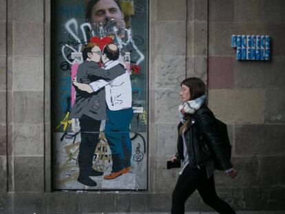 El cartel de Xavier Domènech y Miquel Iceta besándose en la plaza Sant Miquel de Barcelona.