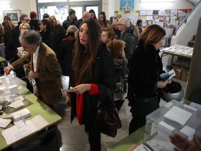 Las primeras horas del 21-D han sido muy concurridas. Imagen del Instituto Jaume Balmes, en Barcelona.