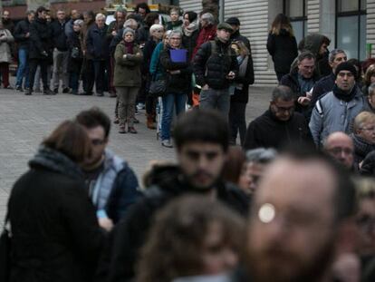 FOTO: Cola de electores que esperan en las puertas de un colegio electoral este jueves en Barcelona. VIDEO: Juan Antonio Puigserver ha avanzado los datos de participación hasta las 18:00 horas.