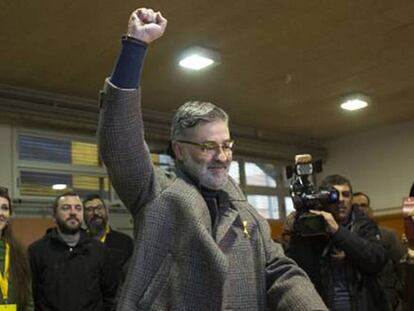 Carles Riera, de la CUP, vota en el colegio electoral Pere IV. En vídeo, declaraciones de Carles Riera.