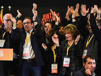 Candidatos de Junts per Catalunya celebran los resultados electorales.
