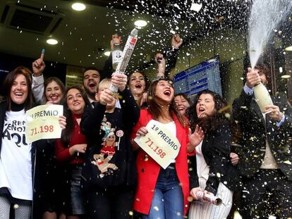 Los trabajadores de Doña Manolita celebran que han vendido décimos del Gordo. Vídeo: imágenes de septiembre de colas para comprar Lotería de Navidad en esta administración, a tres meses del Sorteo.