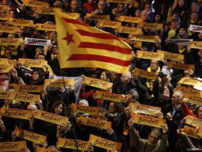 Concentracion en Sant Vicens dels Horts, pueblo de Oriol Junqueras, en apoyo a los politicos catalanes presos. En vídeo, declaraciones de Gabriel Rufián, diputado de ERC en el Congreso.