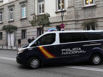 Un furgón policial traslada a Oriol Junqueras a la prisión de Estremera este jueves.