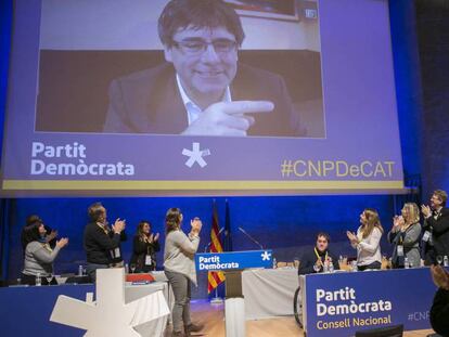 FOTO: Puigdemont por videoconferencia en un acto del PDeCAT. / VÍDEO: Las incógnitas que rodean la constitución del Parlament.