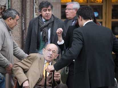 Fèlix Millet, en la silla de ruedas, junto a su asistente y su abogado; al fondo, Jordi Montull.