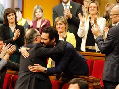 Jordi Turull abraza a Torrent tras ser elegido presidente del Parlament.