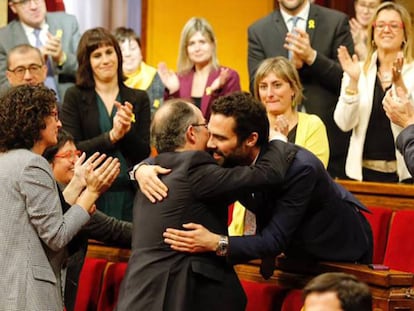 Jordi Turull abraza a Torrent tras ser elegido presidente del Parlament.