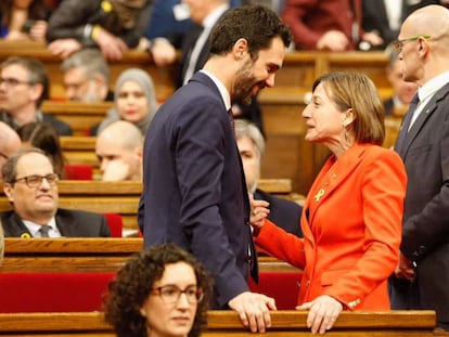 Carme Forcadell saluda a Roger Torrent este miércoles en el Parlament.