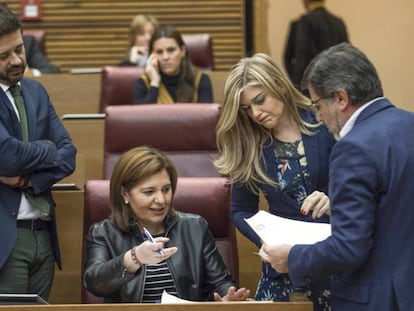 FOTO: La dirección del Grupo Popular esta mañana en las Cortes Valencianas. / VÍDEO: Declaraciones de Francisco Camps, sobre las acusaciones contra él, este miércoles.