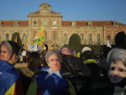 Manifestantes con caretas de Puigdemont ante el Parlament.