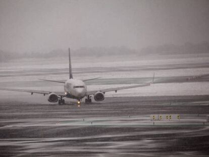 El aeropuerto de Barajas, como algunas carreteras de la región, sufrió los efectos de la nevada.