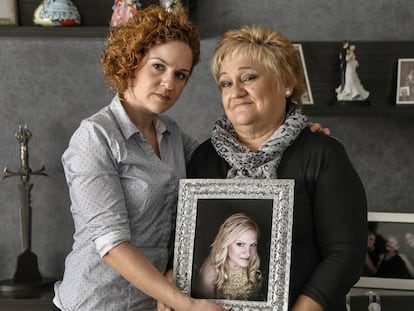 En la foto, la hermana, Raquel Garrido, y la madre Rosa María Santamans, en Masalavés.