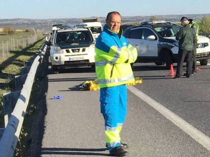 El cuerpo del marroquí fallecido permanece tapado en el arcén.