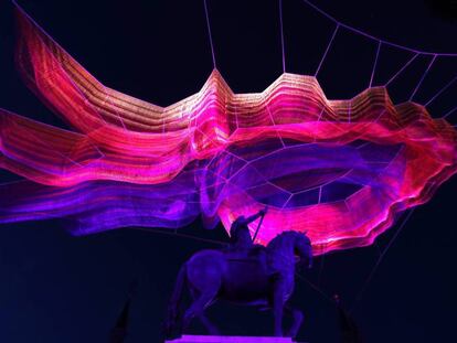 La escultura flotante de la artista Janet Echelman instalada desde ayer en la Plaza Mayor.