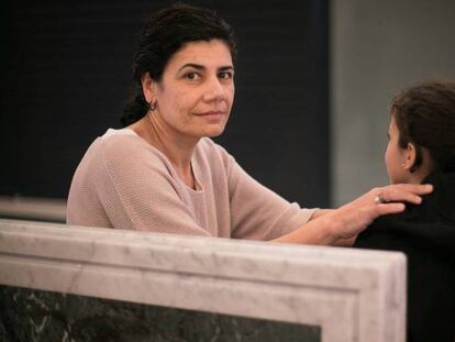 Ana Losada junto a su hija de 10 anos. Losada quiere escolarizar a su hija en castellano.