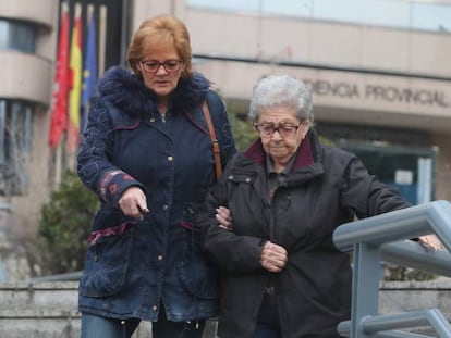 María Luisa Martínez Barranco, a la derecha, a la salida de la Audiencia Provincial de Madrid.