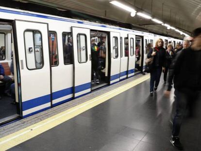 Estación de Pacífico de la Línea 1 del Metro de Madrid. En vídeo, Alfonso Blanco y José Ignacio Rodríguez, de CC OO.