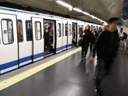 Estación de Pacífico de la Línea 1 del Metro de Madrid. En vídeo, Alfonso Blanco y José Ignacio Rodríguez, de CC OO.