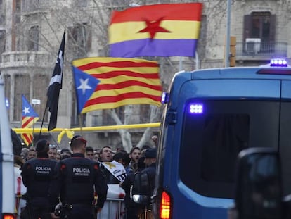 Protesta por la presencia de Felipe VI en Barcelona con motivo del Mobile World Congress.